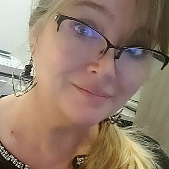 Meet your poshers, Renny & Christy. - Picture 2 of 3